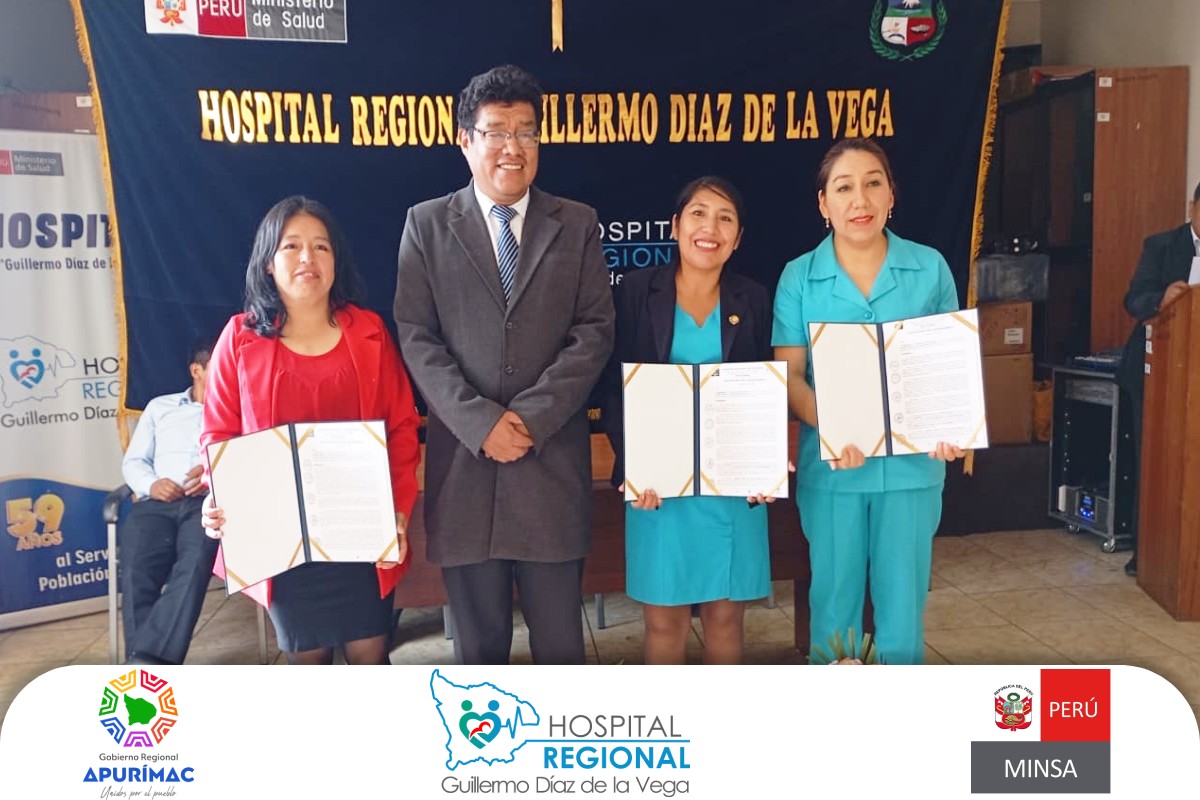 DIRECTOR DEL HOSPITAL REGIONAL ENTREGA RESOLUCIONES DE NOMBRAMIENTO A PERSONAL ADMINISTRATIVO Y ASISTENCIAL